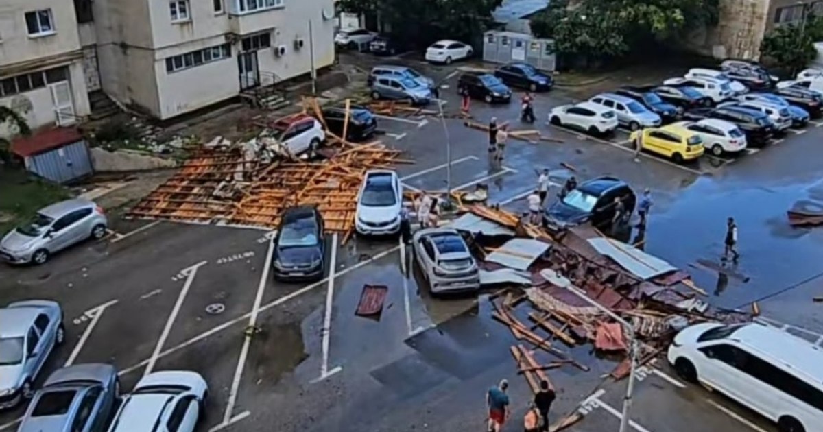 Acoperiș prăbușit pe carosabil în Târgoviște după furtună