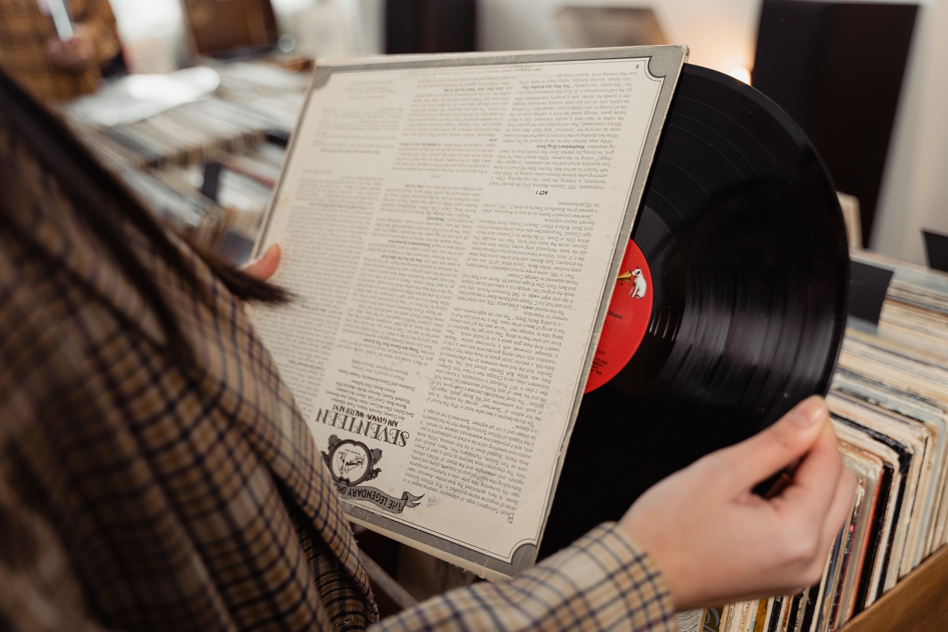 Discuri de vinil expuse la soare, cu termometru în fundal