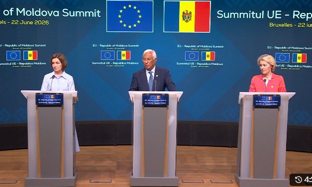 Steagul Uniunii Europene fluturând în fața clădirii Comisiei Europene