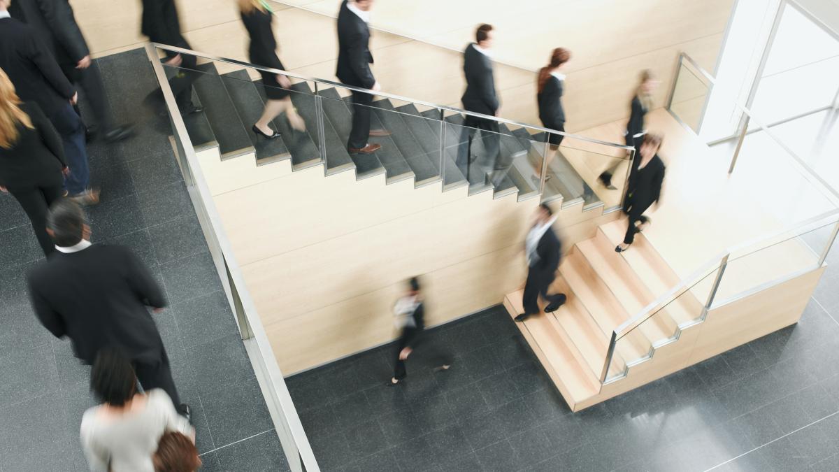 Angajați ai companiei Clever discutând într-o ședință fără șefi
