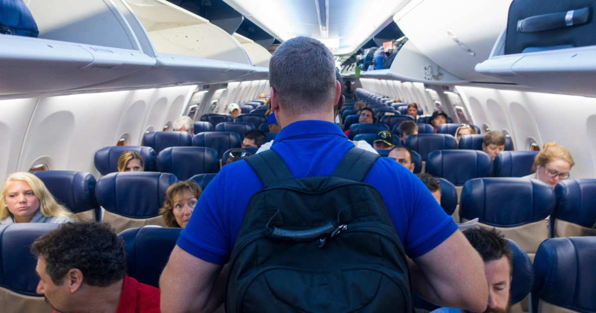 Pasageri evacuându-se dintr-un avion pe toboganul pneumatic