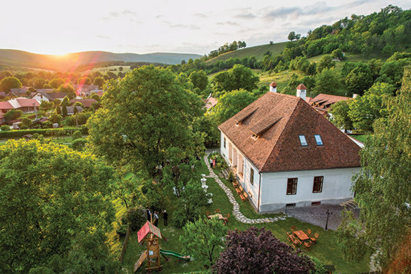 Conacul Gaál restaurat, cu elemente originale și grădină