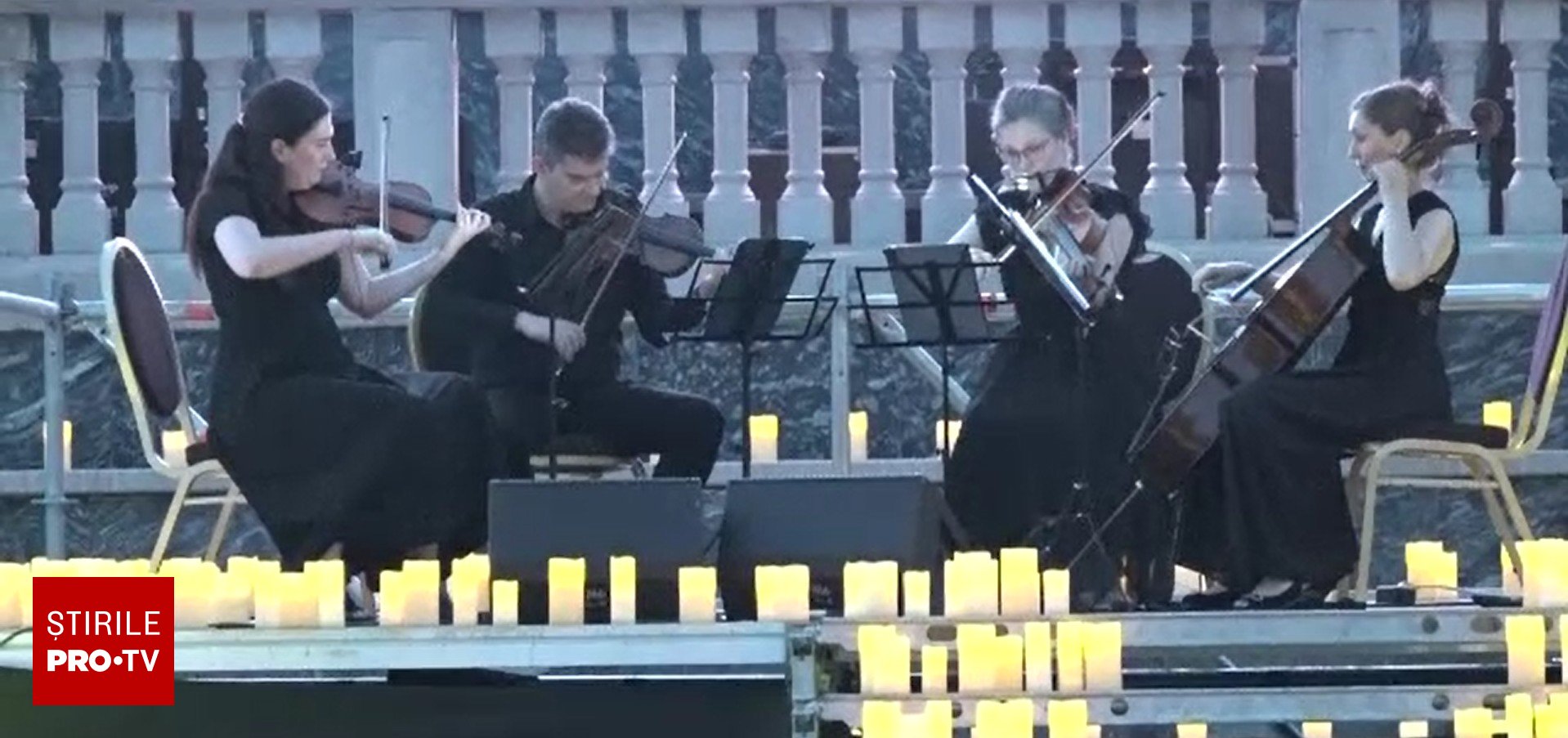 Concert cu lumânări electrice în grădina Palatului Culturii din Iași