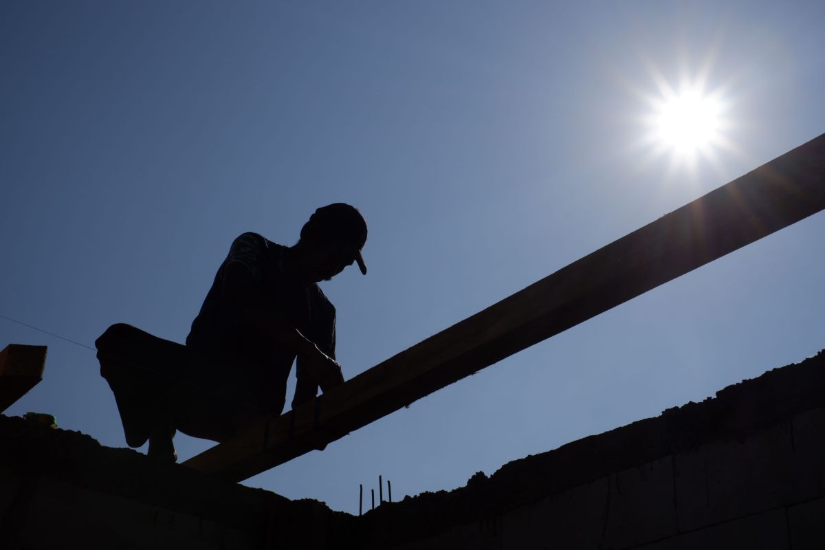 Grafic cu evoluția construcțiilor în România