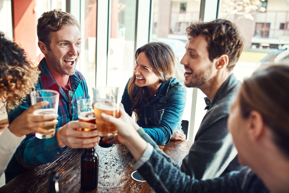 Persoană ținând un pahar de alcool, simbol al riscurilor pentru sănătate