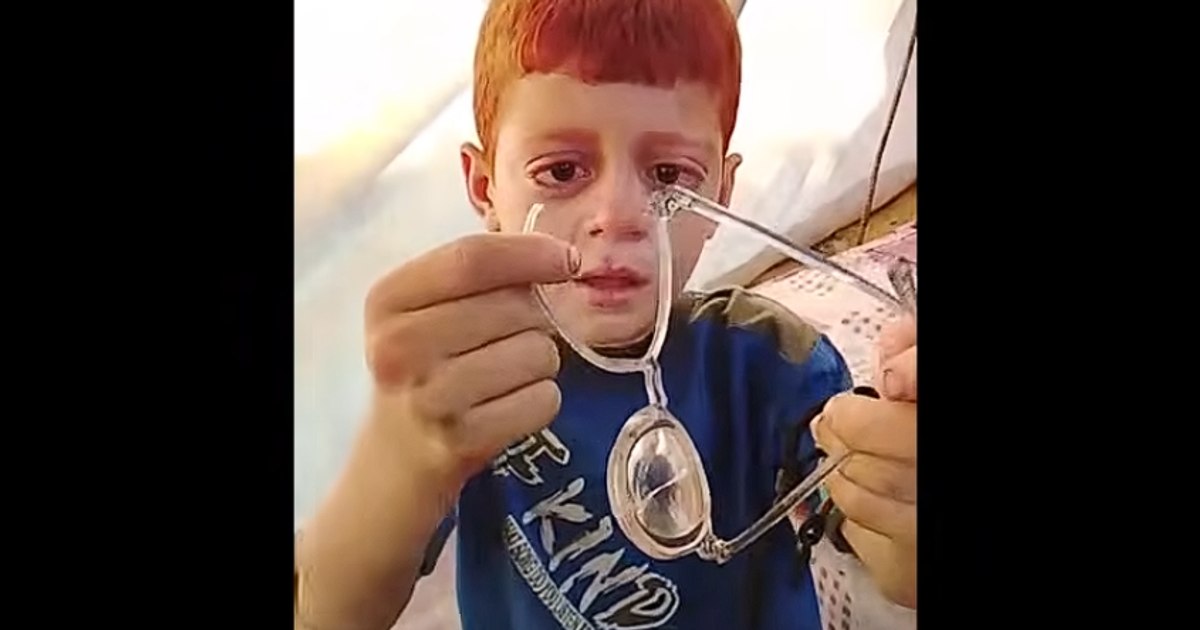 Copil palestinian plângând după spargerea ochelarilor, în Gaza