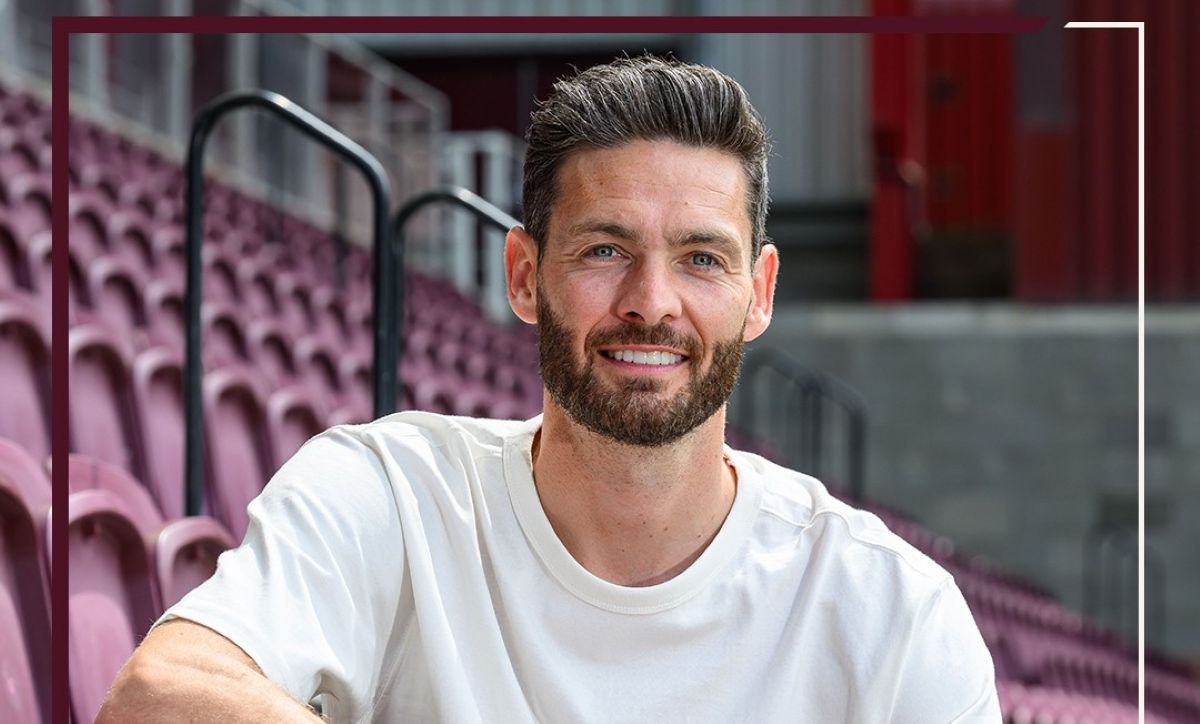 Craig Gordon, portarul Scoției, în acțiune la un meci de fotbal