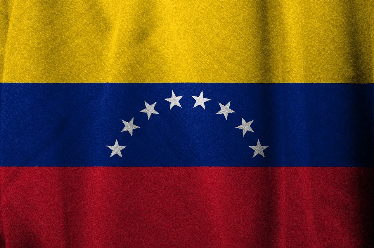 Oameni adunând apă de la o cisternă în Cumana, Venezuela