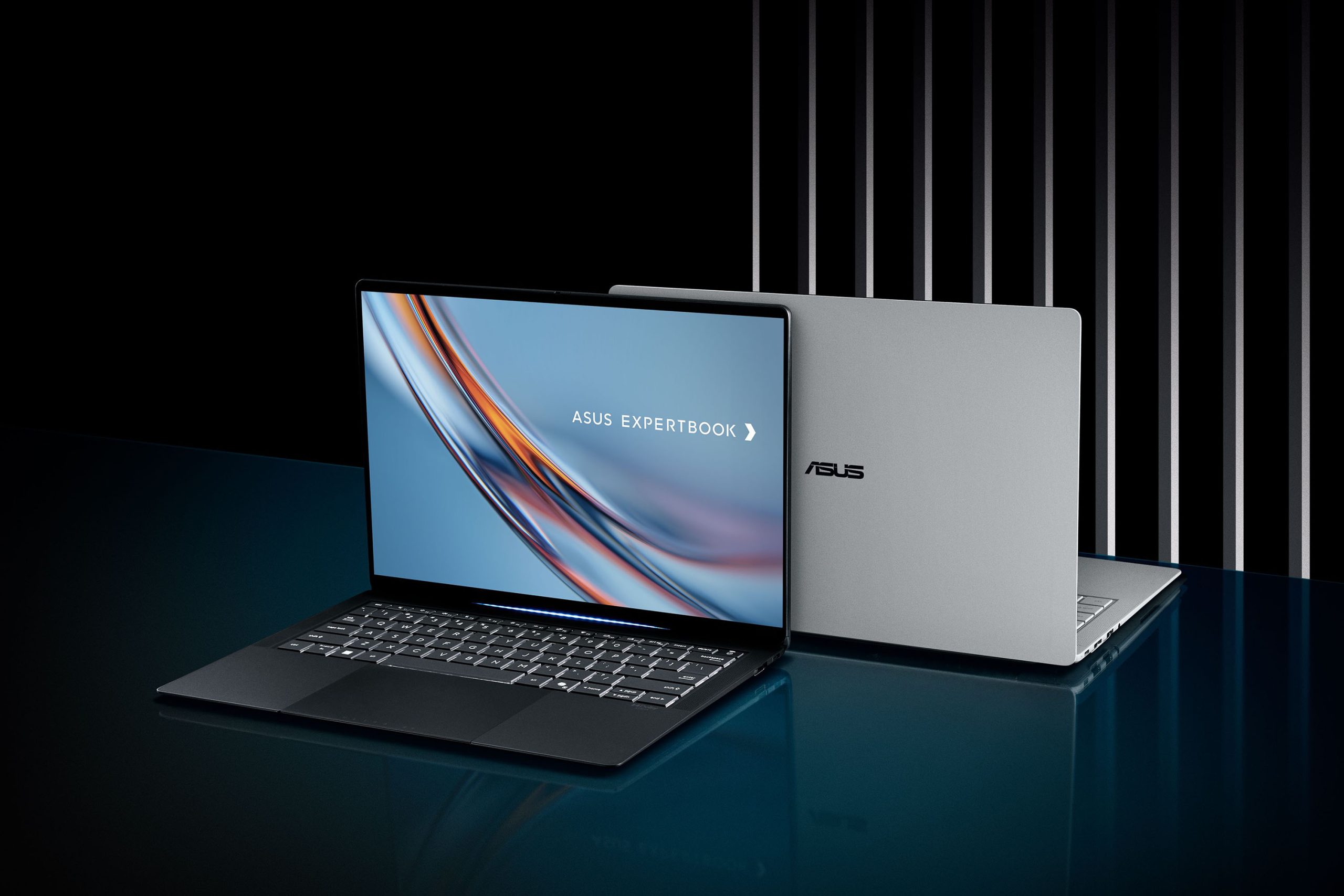 Laptop ASUS ROG Zephyrus pe birou, cu ecran OLED și tastatură iluminată RGB