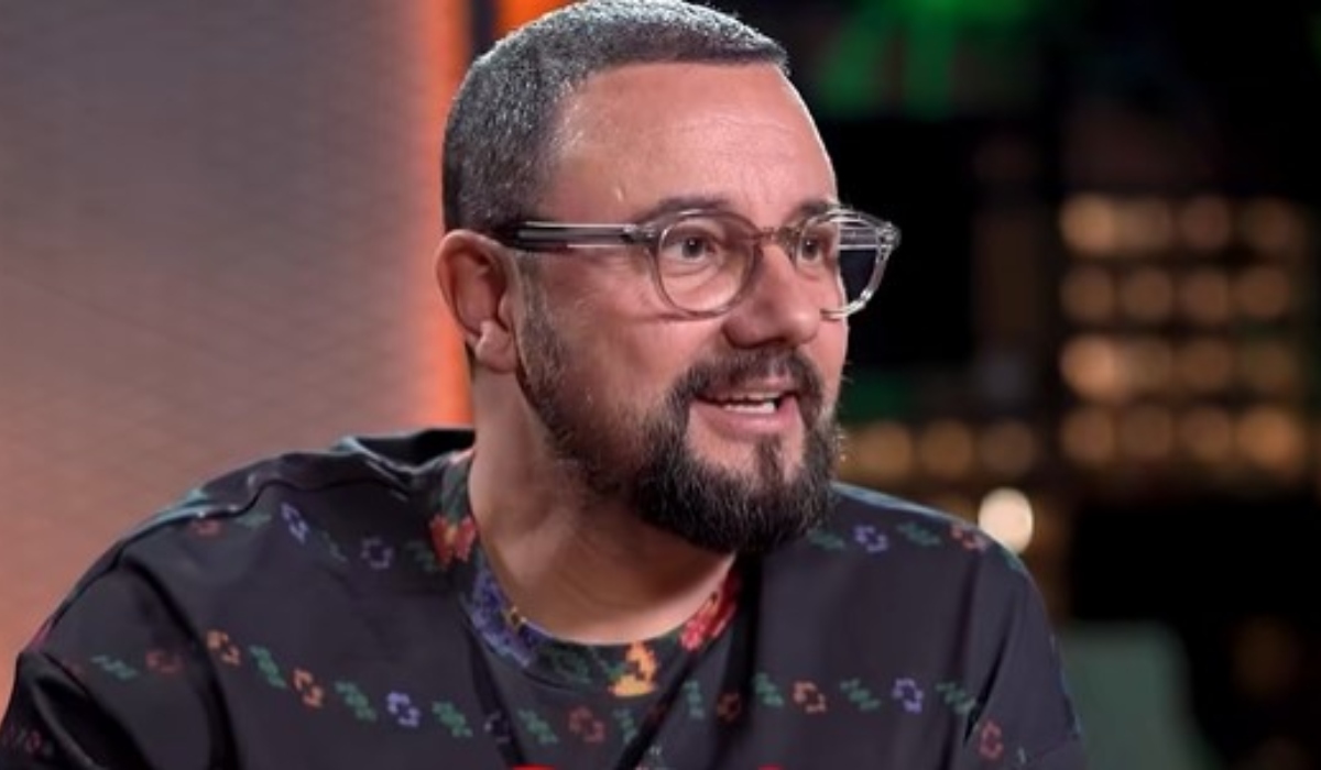 Cătălin Măruță cu părul lung prins în coadă