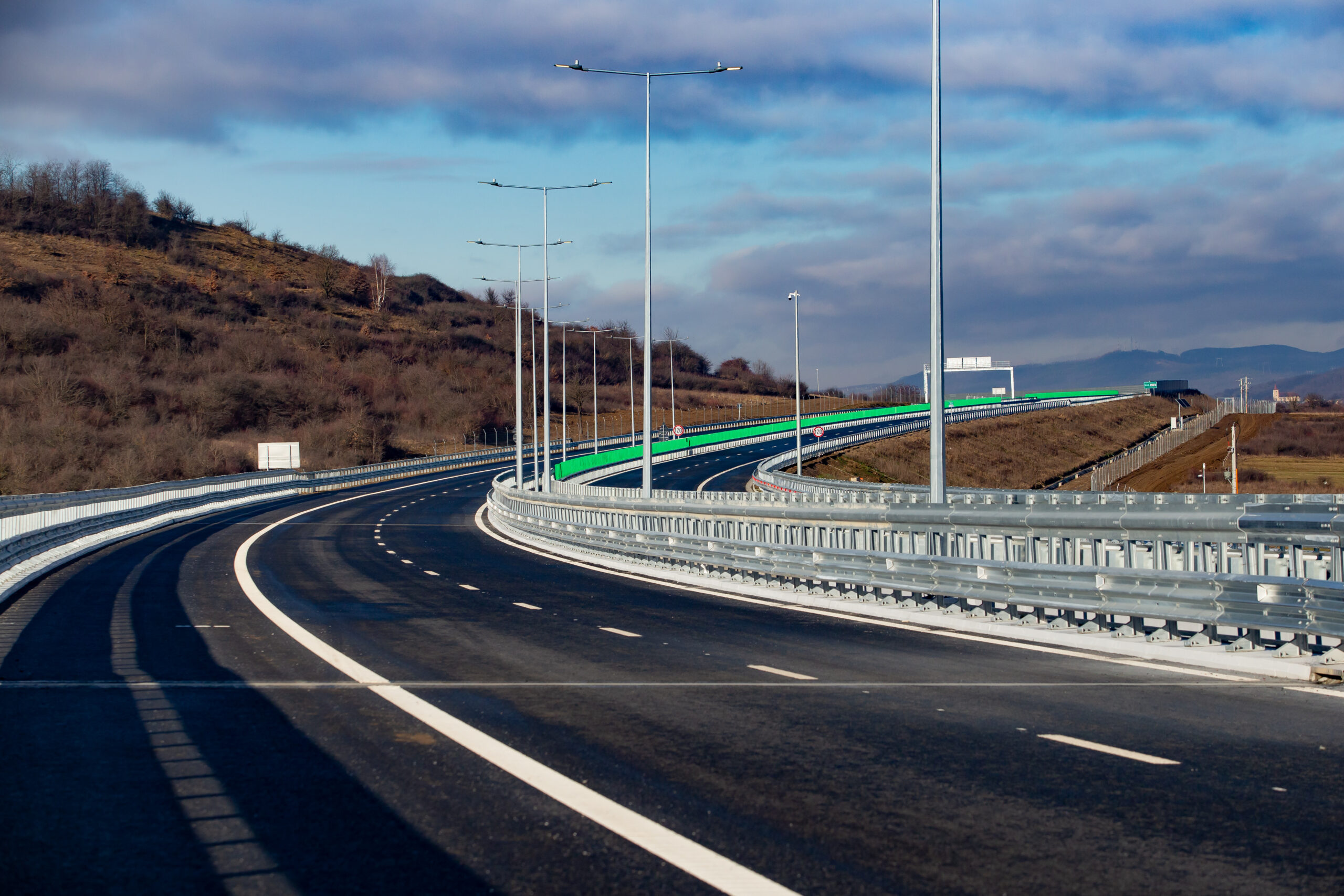 Tunel pe autostrada Sibiu-Pitești, cu mașini în mișcare