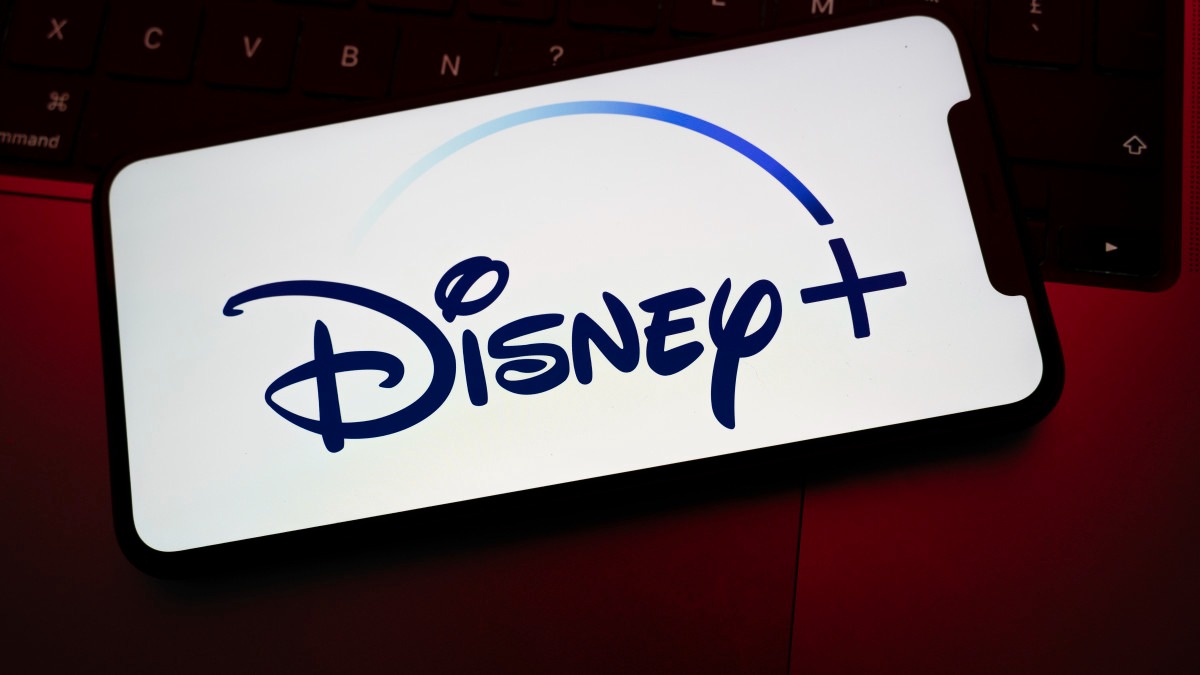 Cum instalezi Disney+ pe televizor: ghid simplu pentru smart TV și dispozitive externe