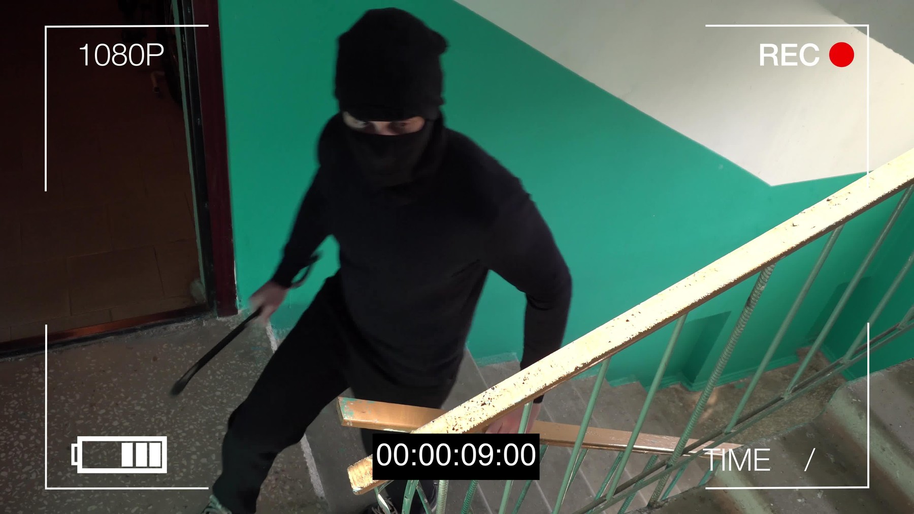 Persoană verificând camera de supraveghere pe telefon în vacanță