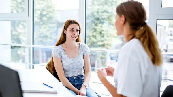 Doctor examinând o imagine a inimii și rinichilor