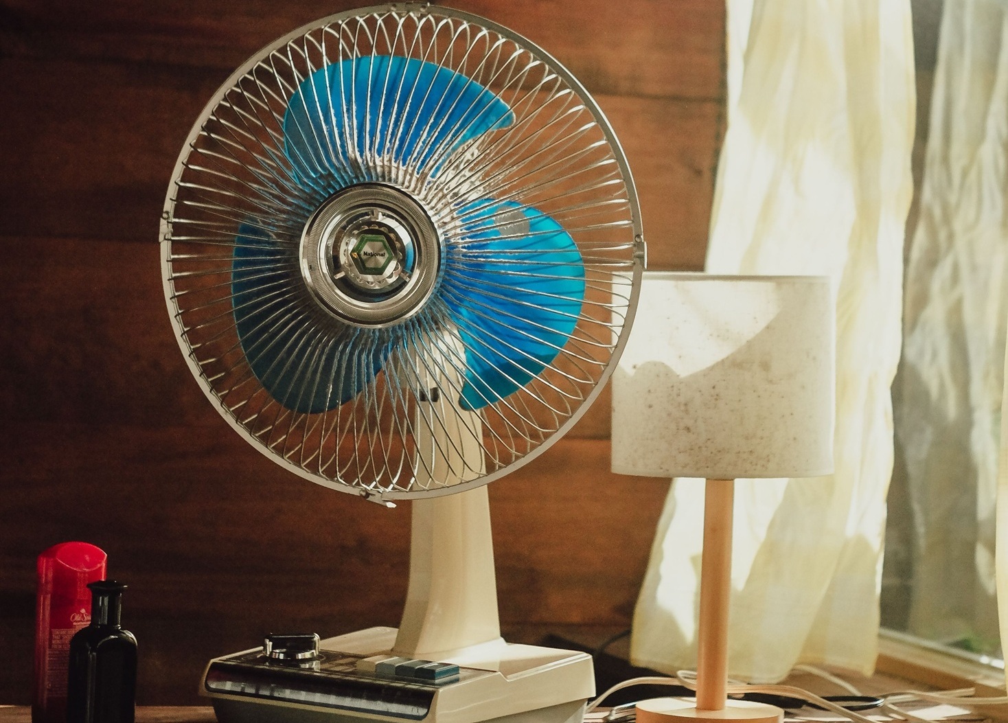 Ventilator și cuburi de gheață pentru răcorirea casei în caniculă