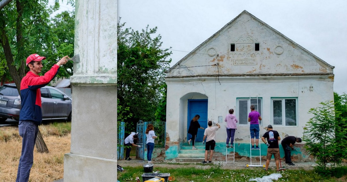 Voluntari vopsind fațada unei case tradiționale în satul Macedonia, Banat