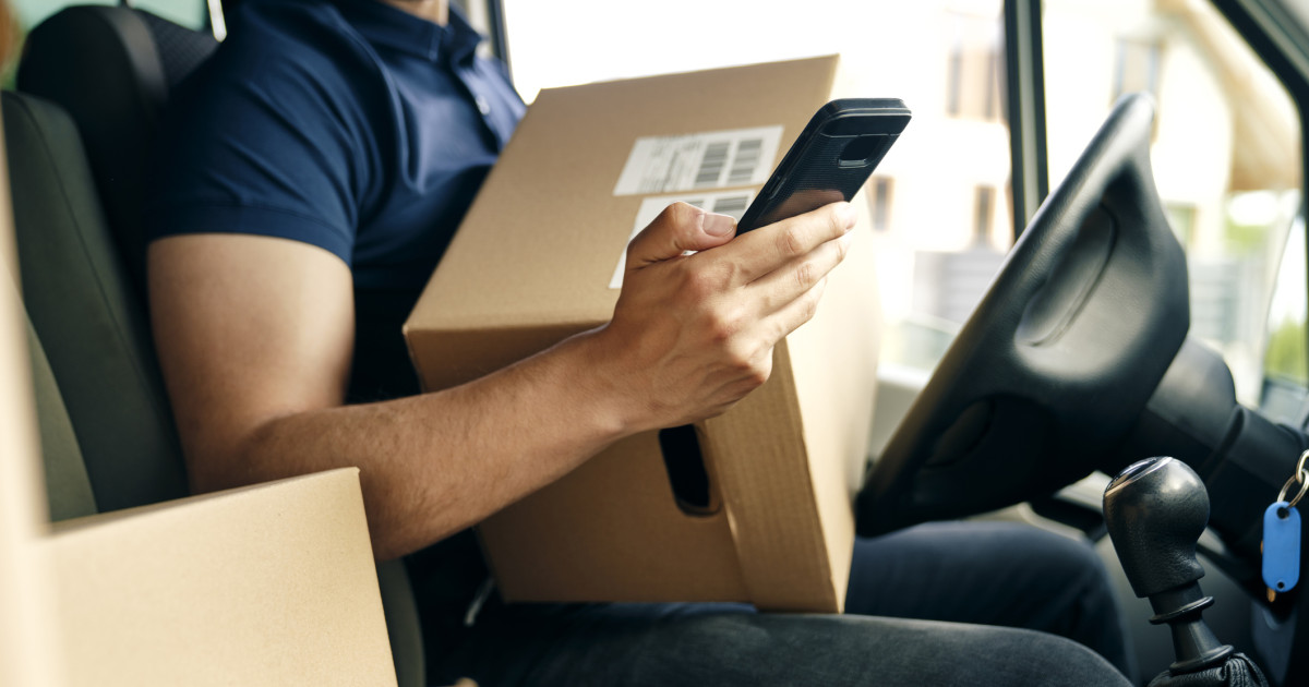 Cumpărăturile online din afara UE se scumpesc: taxă vamală de 3 euro per articol de la 1 iulie