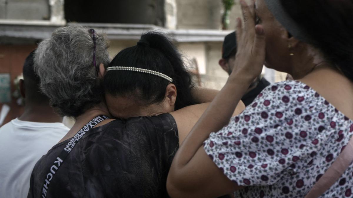 Salvatori căutând supraviețuitori printre dărâmături în Venezuela