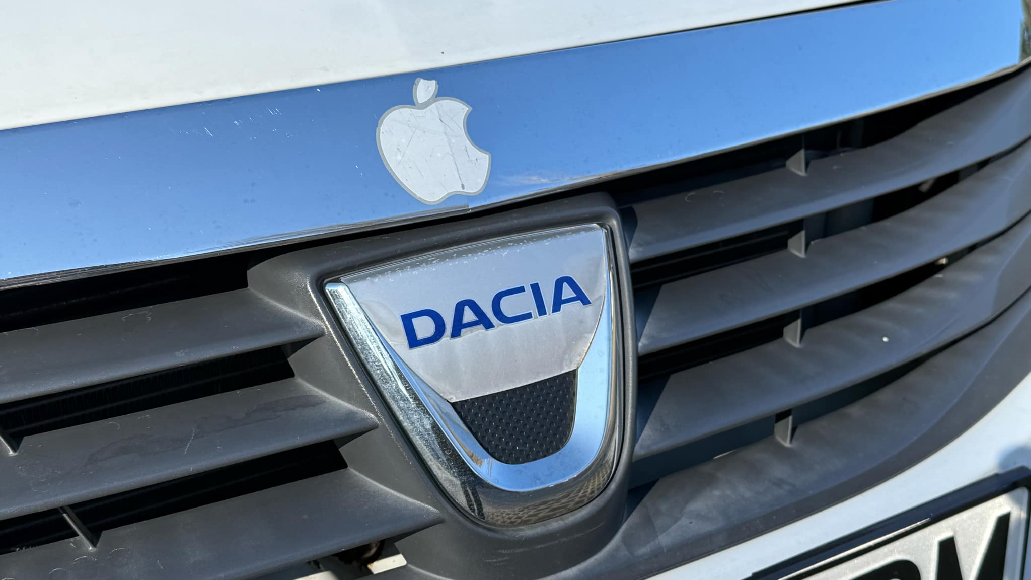 Dacia încărcată pe un drum de munte