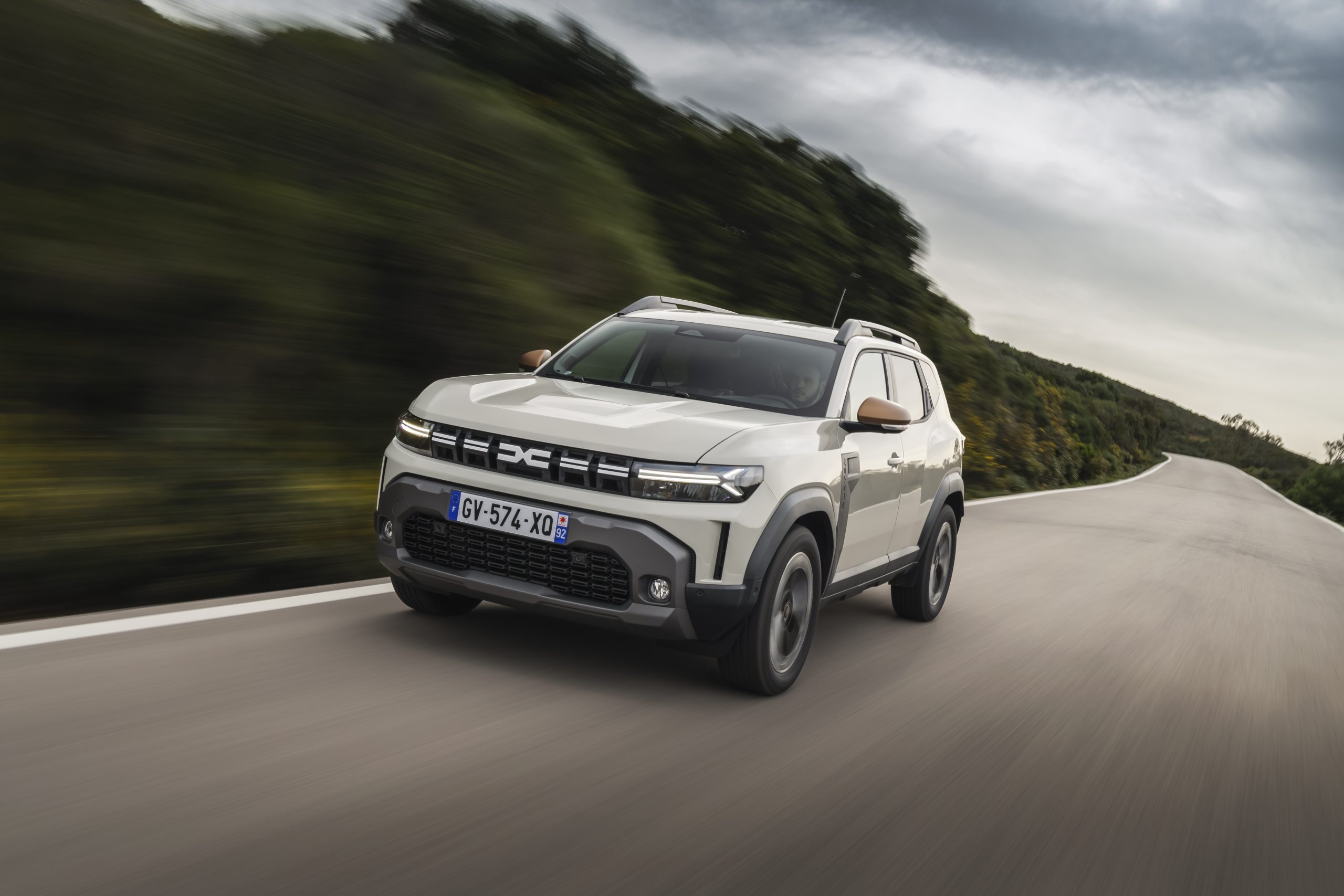 Dacia pe un drum național în timpul unei depășiri