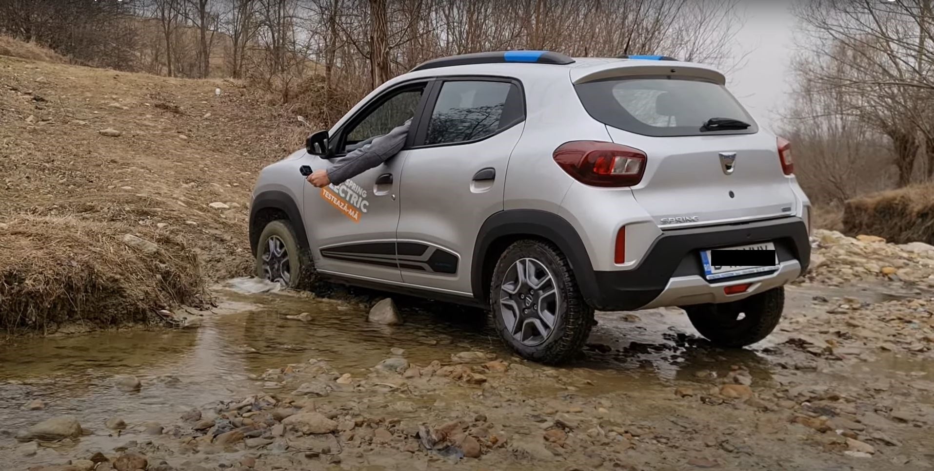 Dacia Spring parcată, verificare baterie și suspensie