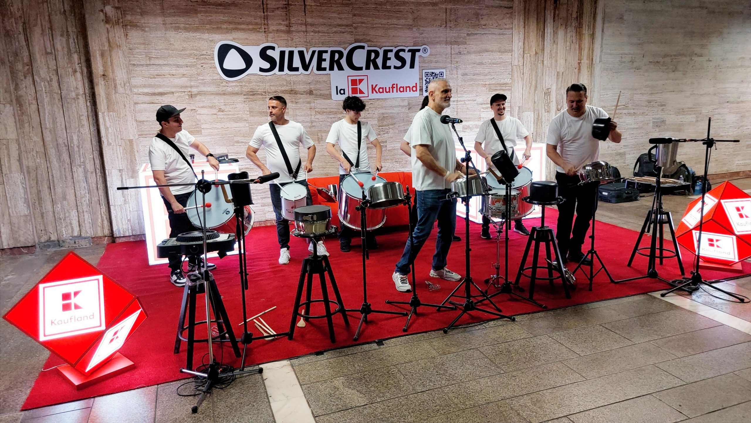 Damian Drăghici a improvizat un concert cu ustensile Silvercrest în stația de metrou Piața Unirii