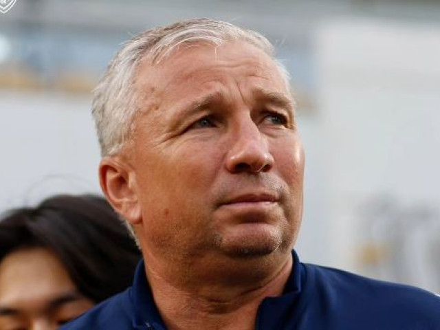 Dan Petrescu zâmbind la o piscină, lângă antrenorul Gabriel Cojocaru