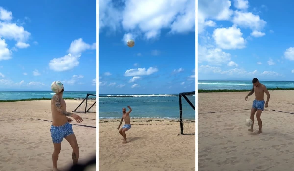 Daniel Bîrligea pe plajă, ținând o minge de fotbal