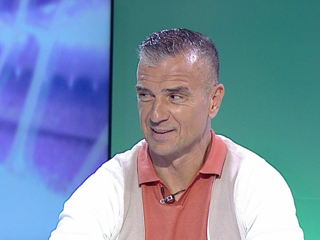 Daniel Pancu, antrenorul Rapidului, zâmbind în timpul unui interviu