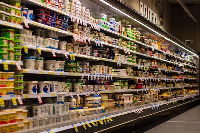 Iaurt Danone și Chobani pe un raft de supermarket