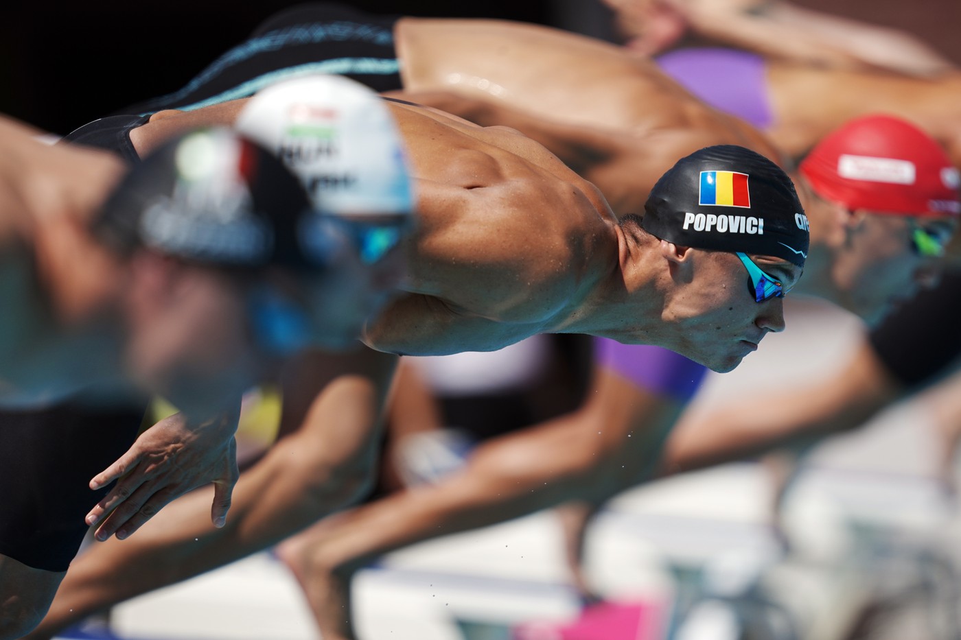 David Popovici sărbătorind victoria la 100 m liber