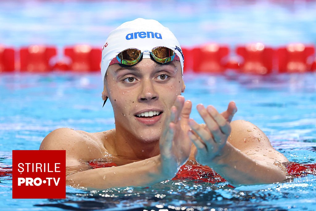 David Popovici sărbătorind victoria în proba de 100 m liber la Roma
