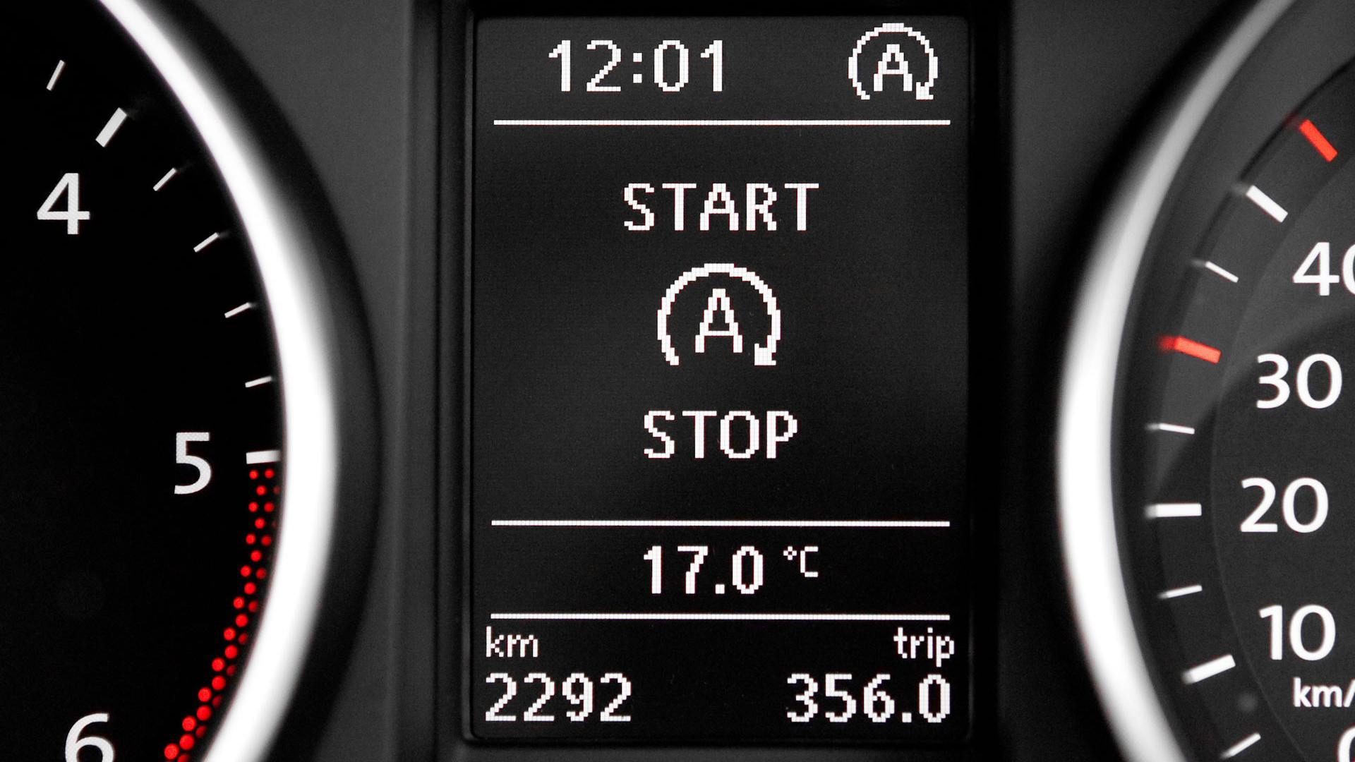 Bord auto cu indicator Start-Stop dezactivat și simbol baterie