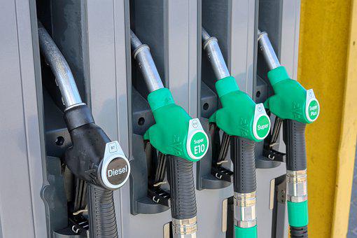 De ce se scumpesc carburanții la pompă când petrolul se ieftinește. Cazul unic al României