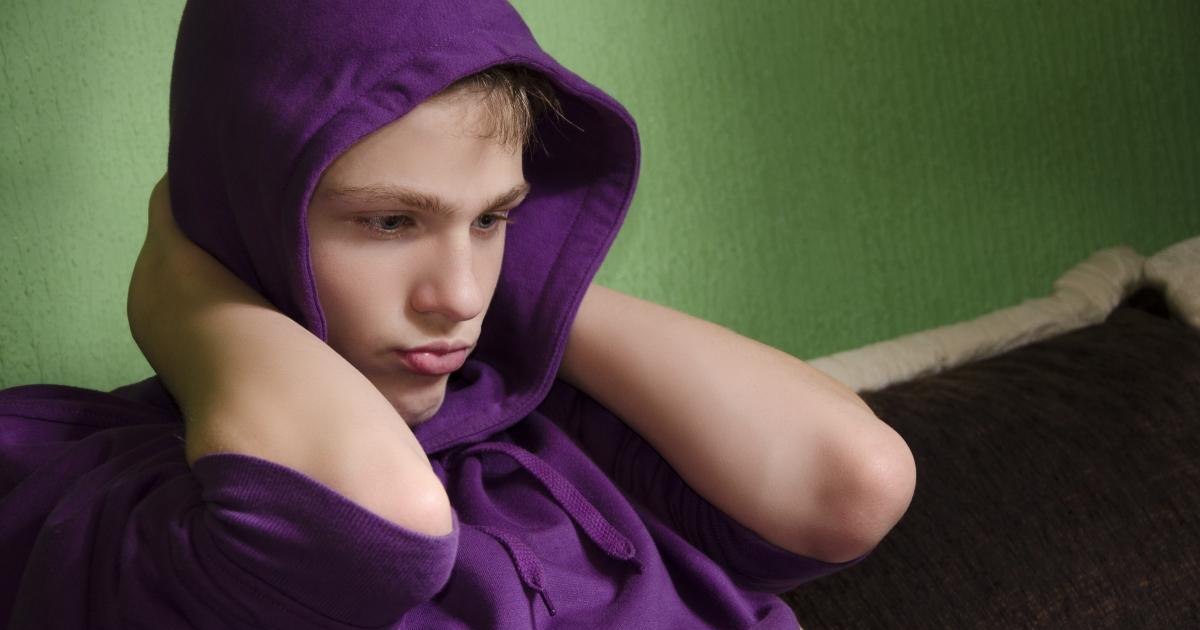 Adolescent cu bani în mână, reflectând asupra bugetului lunar