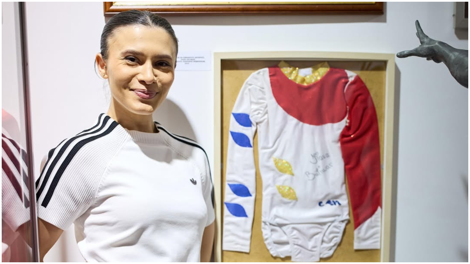 Diana Bulimar în fața căminului din Onești