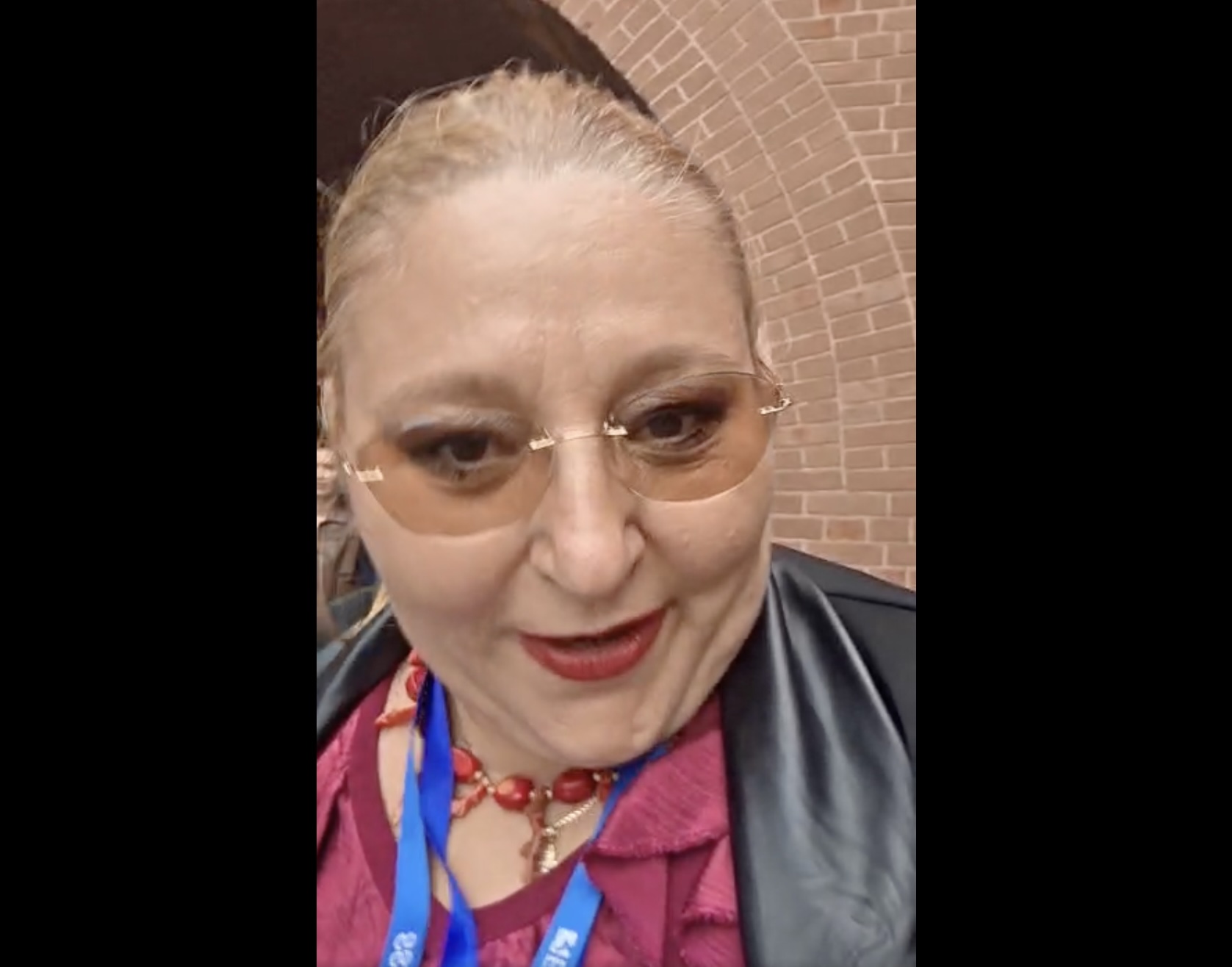 Diana Șoșoacă în Piața Roșie din Moscova, vorbind la telefon