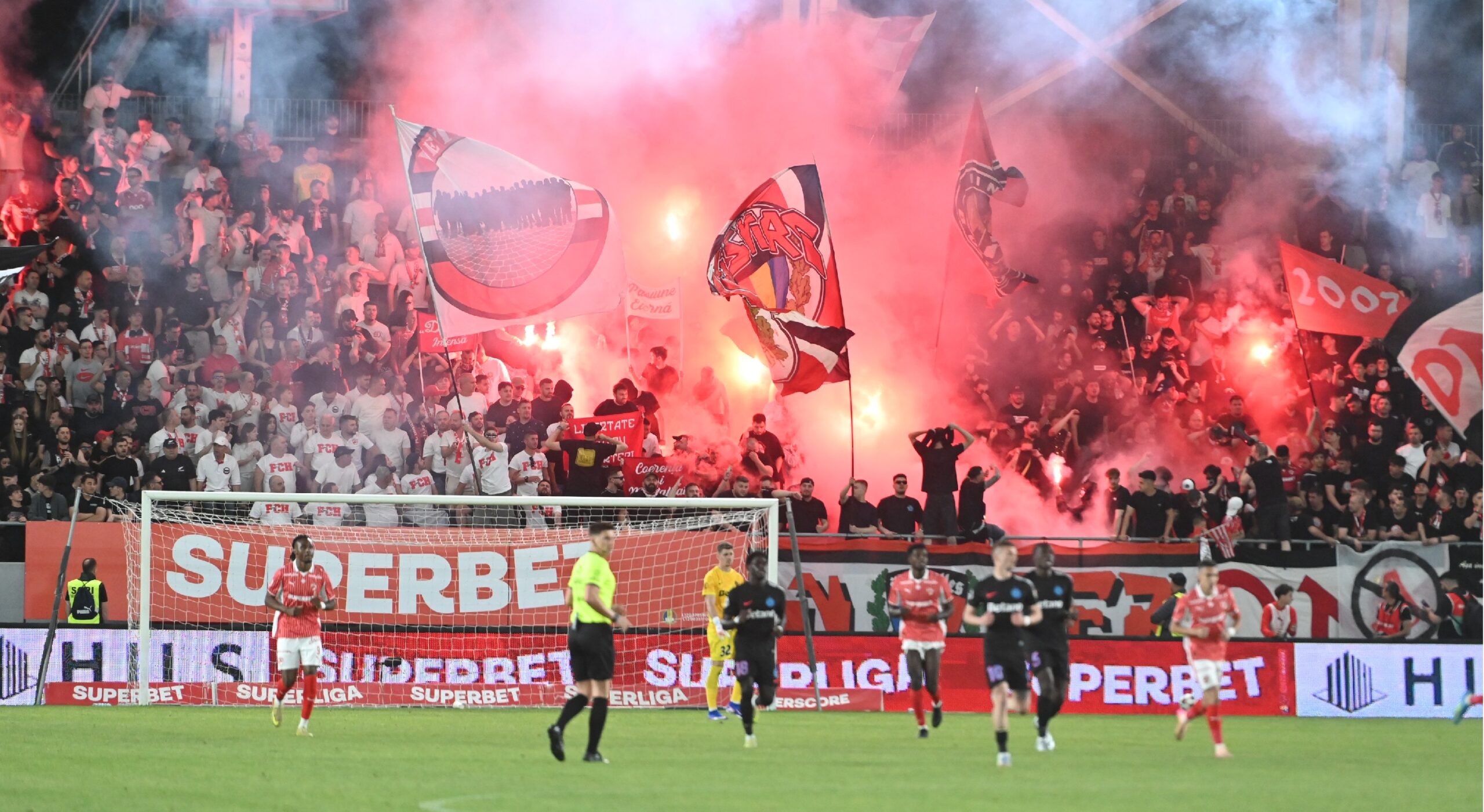 Dinamo, amendată cu 25.312 lei de FRF pentru folosirea materialelor pirotehnice la barajul cu FCSB
