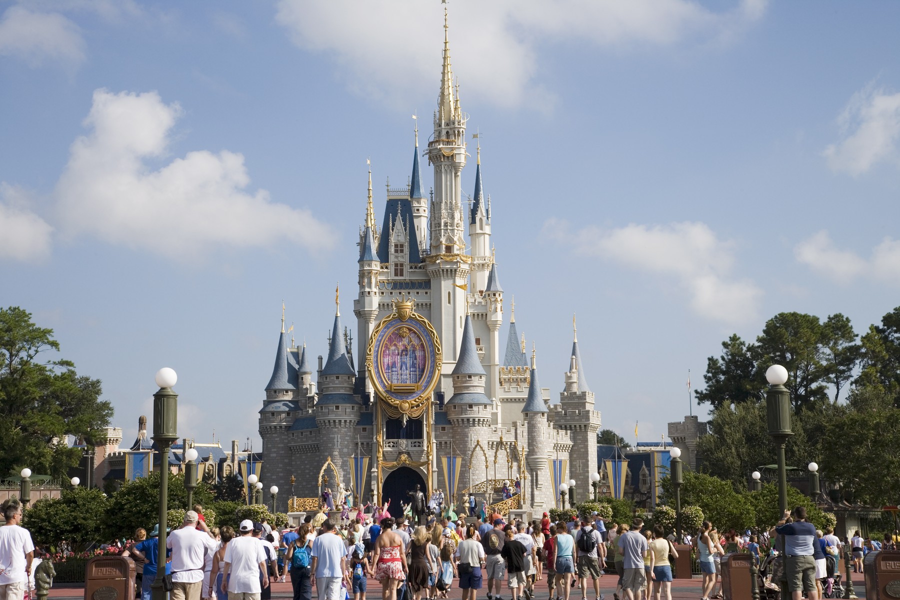 Disney și Adobe colaborează pentru a integra AI în proiectarea atracțiilor din parcuri