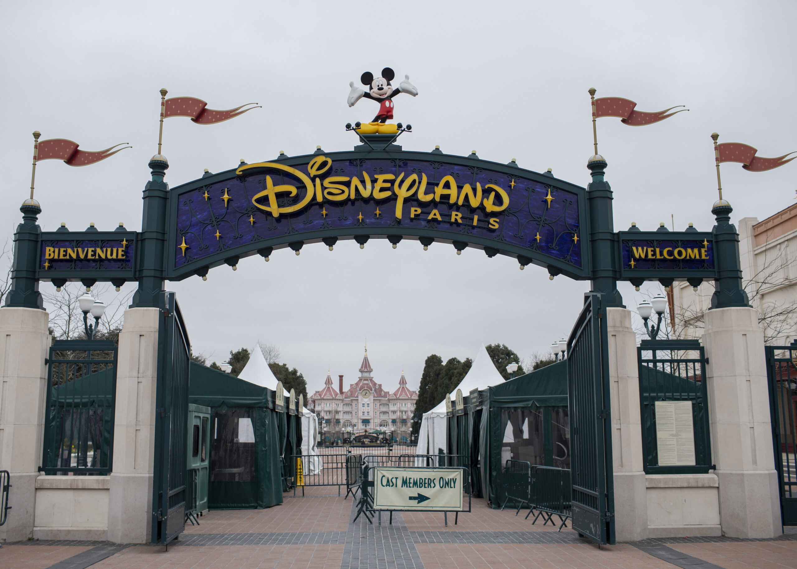 Oameni vizitând Disneyland Paris, cu castelul în fundal