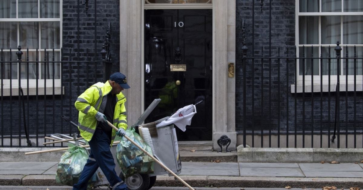 Mașina oficială a premierului britanic, cu sigla Downing Street