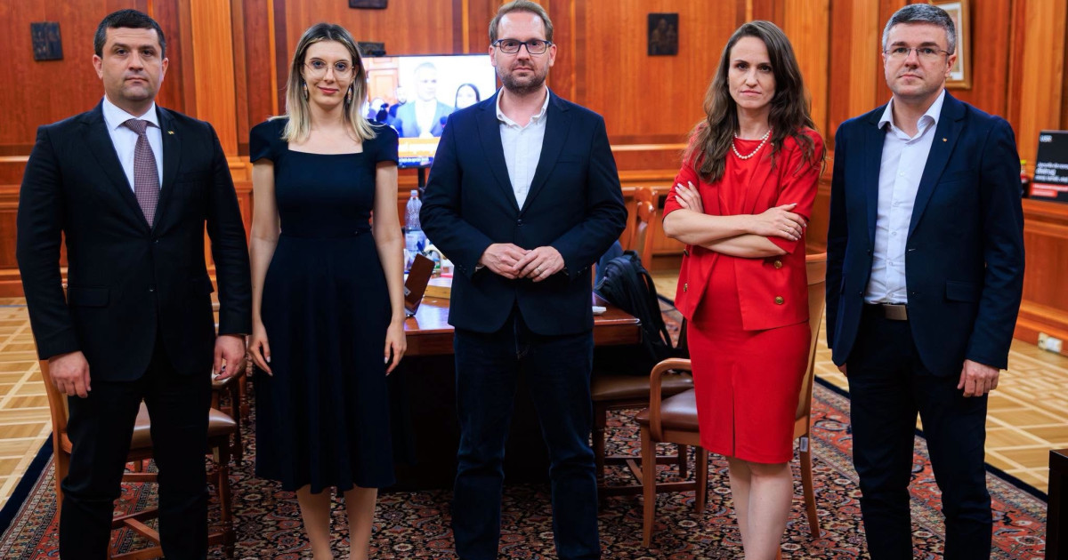Dominic Fritz, președintele USR, vorbește la microfon