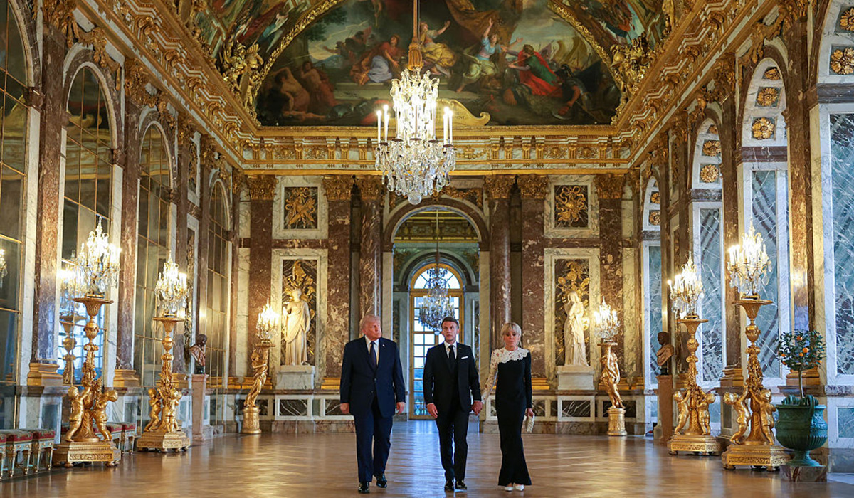 Donald Trump la Versailles semnând un memorandum cu Iranul