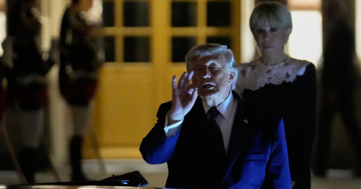 Donald Trump a semnat la Versailles acordul cu Iranul, în timpul cinei cu Macron