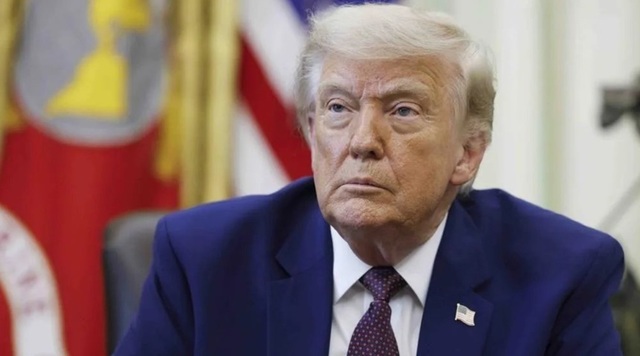 Donald Trump ridicând trofeul Cupei Mondiale a Cluburilor alături de căpitanul Chelsea