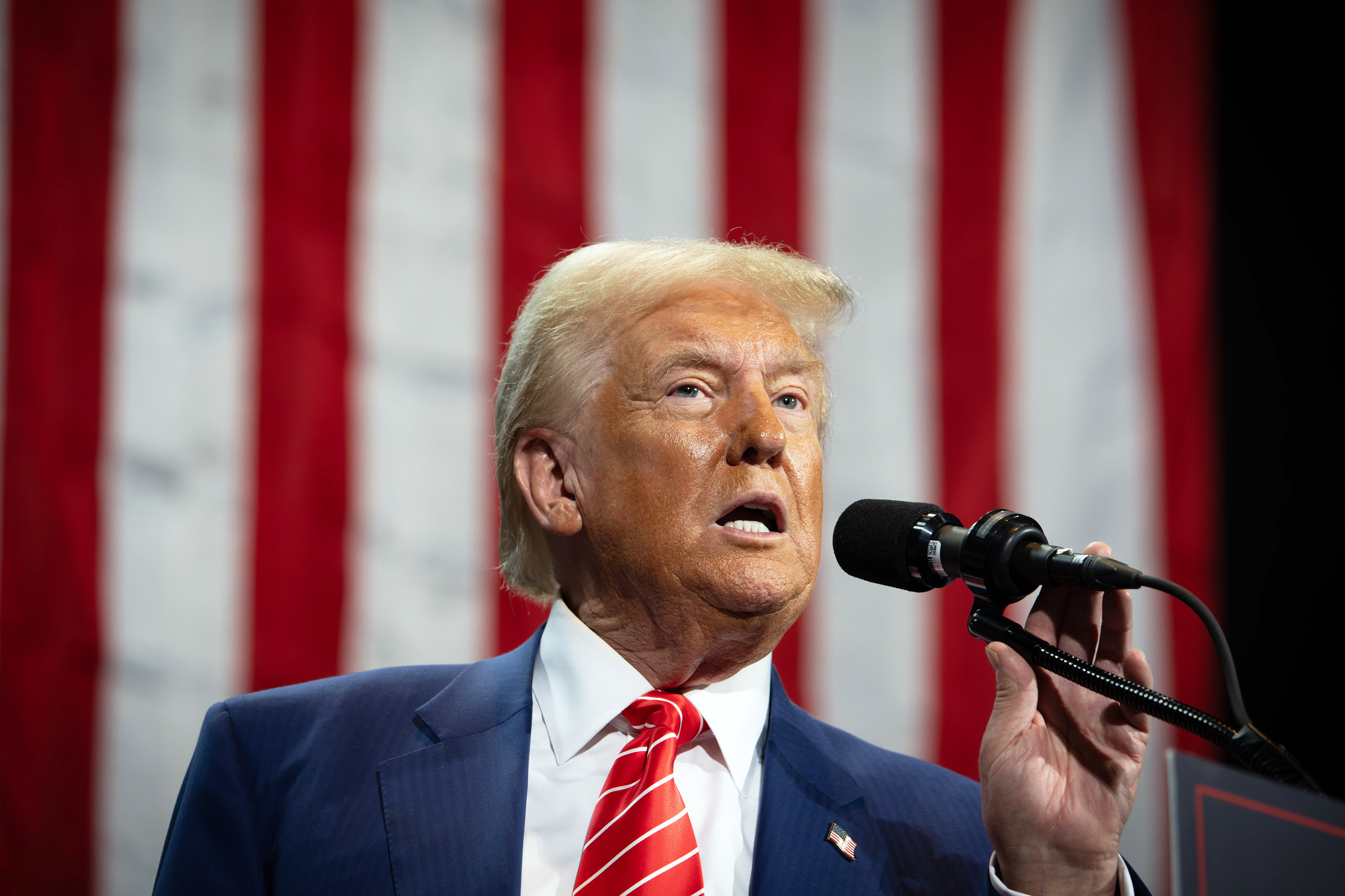 Donald Trump și steagul Iranului pe fundal, simbolizând negocierile de pace