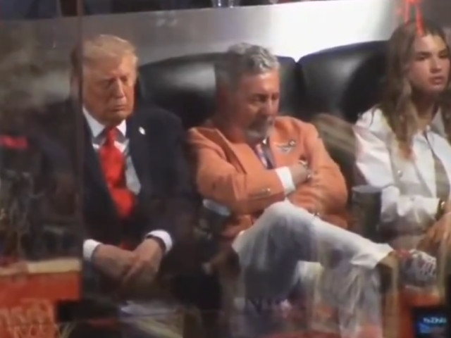 Donald Trump în lojă la meciul NBA, huiduit de spectatori