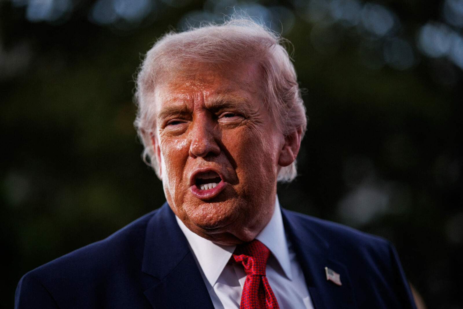 Donald Trump semnează un document la biroul său din Casa Albă