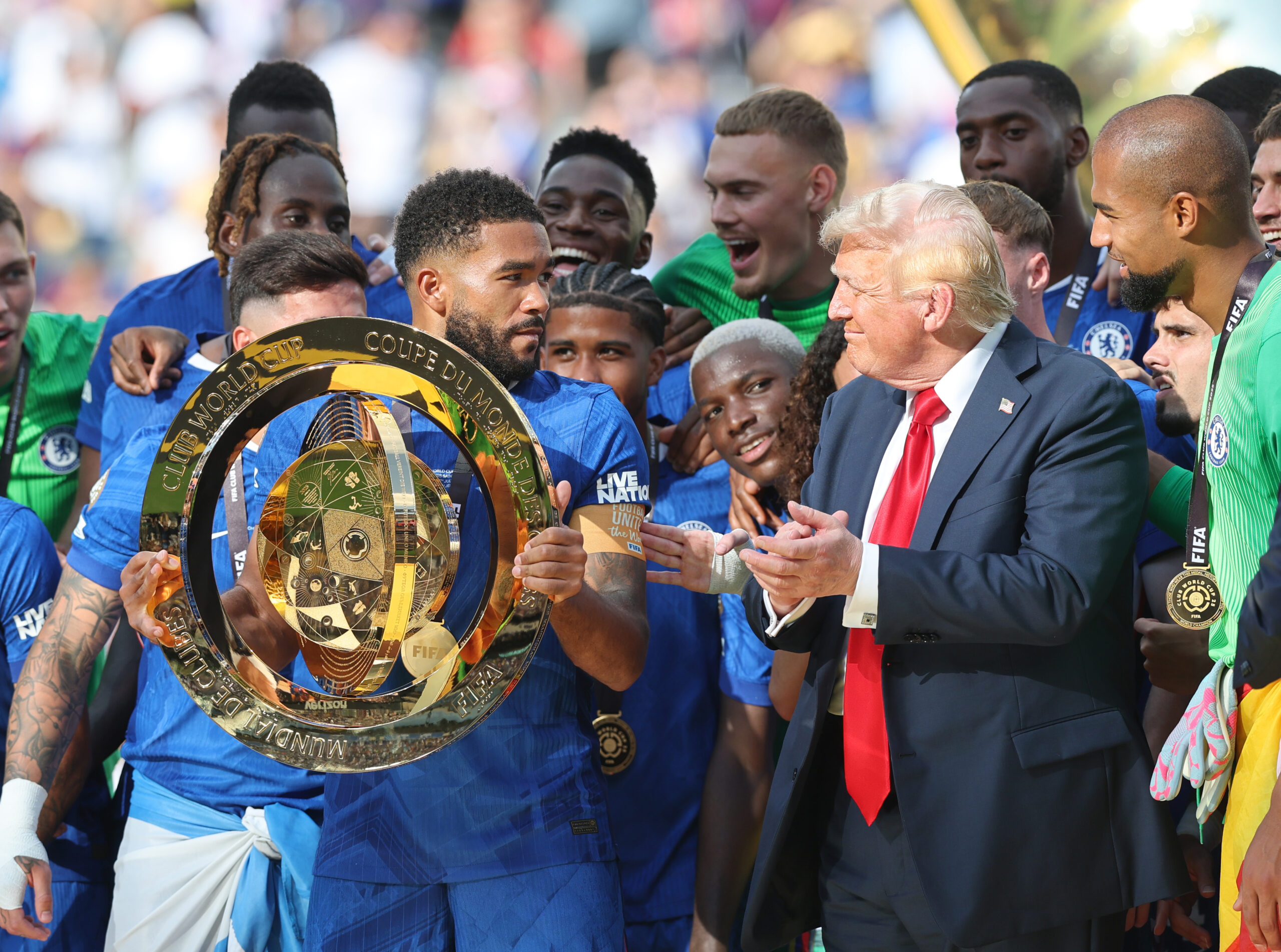 Donald Trump și Gianni Infantino înmânând trofeul Cupei Mondiale
