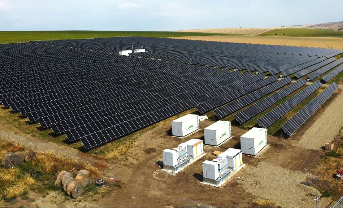 Două parcuri fotovoltaice cu baterii, total 111 MW și 37 MWh stocare, energizate în aceeași zi în Buzău